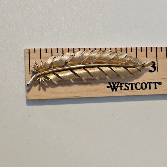 Vintage Gold Crown Trifari Feather Brooch Pin Signed - Picture 3 of 6